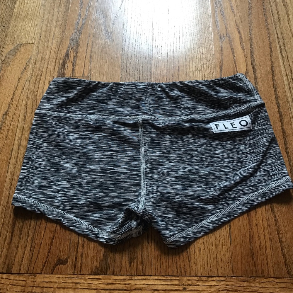 Tenacious Black/White Fleos